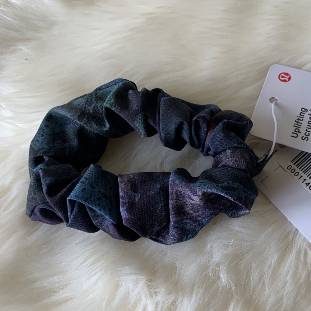 NWT Lululemon Uplifting Cosmic Shift Scrunchie - Picture 2 of 3
